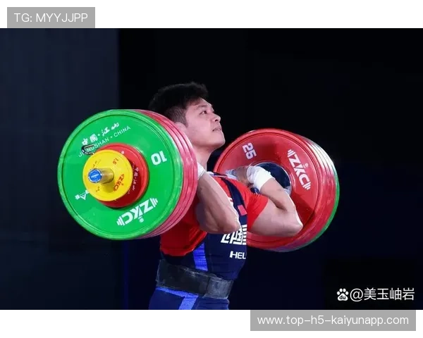 举重选手上台前吃巧克力补能，被拍成搞笑表情包