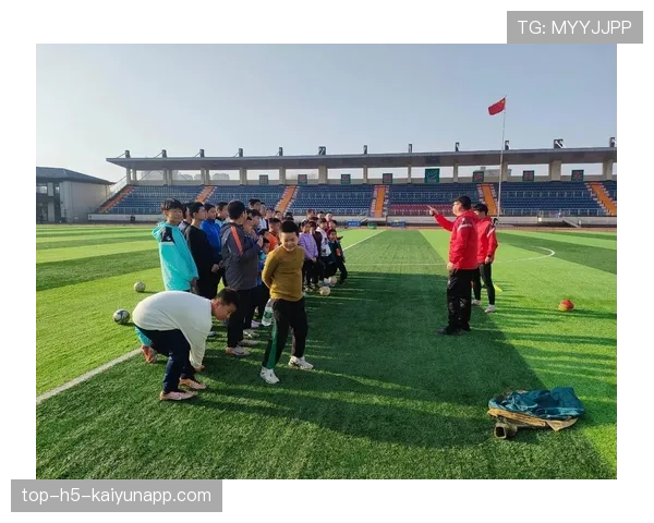 俱乐部青训生与学校达成学业训练双轨协议，职业俱乐部青训梯队完整